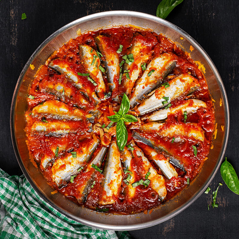 Boquerones en vinagre c/ tomate y olivas