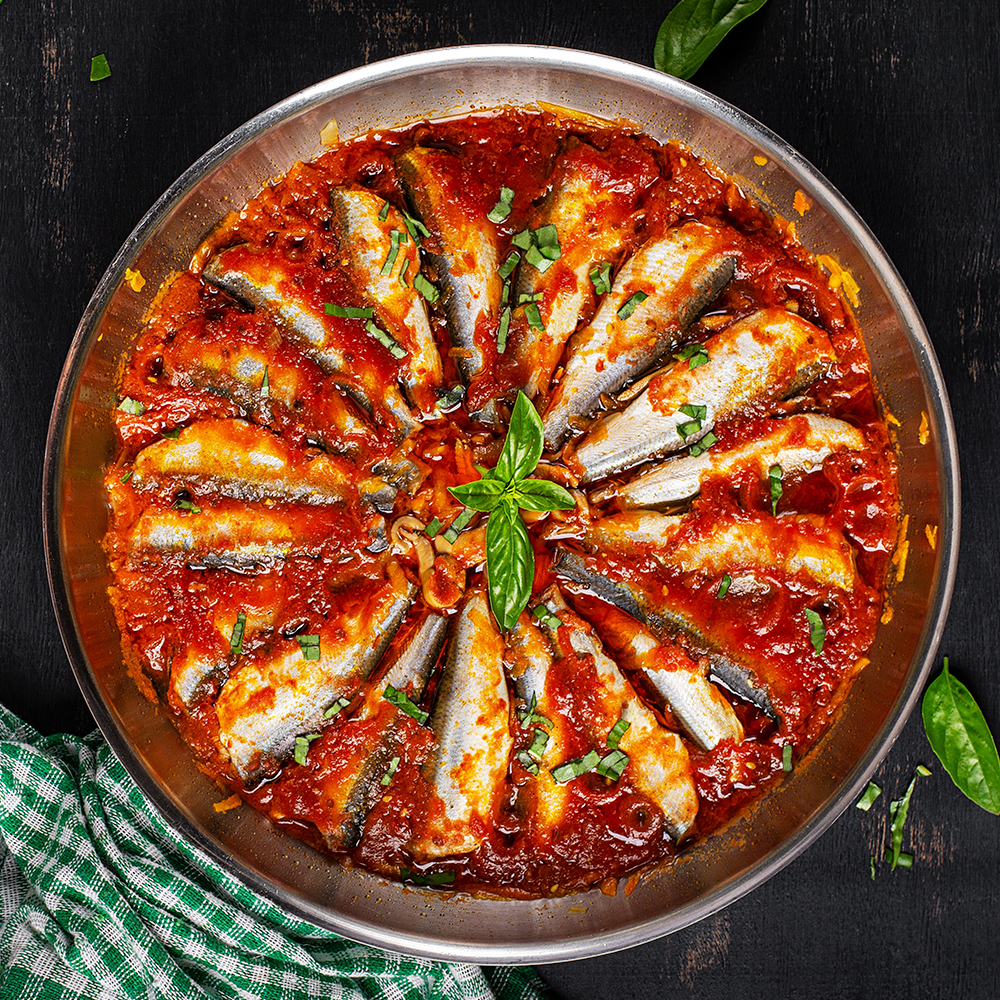Boquerones en vinagre c/ tomate y olivas