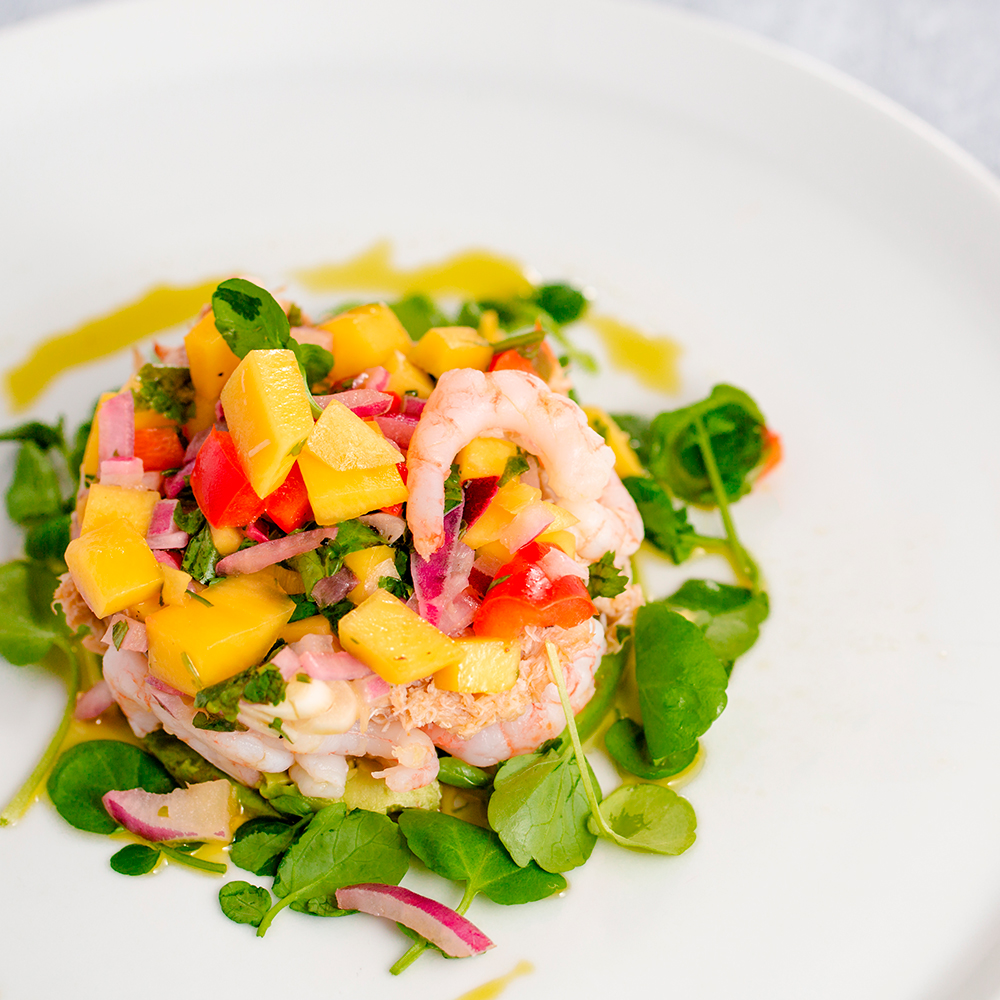 Tartar de aguacate, langostinos y mango